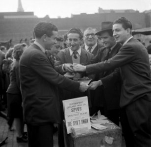 Mannen delen het pamflet van de vakbond van de spivs uit, Bestanddeelnr 191-1041