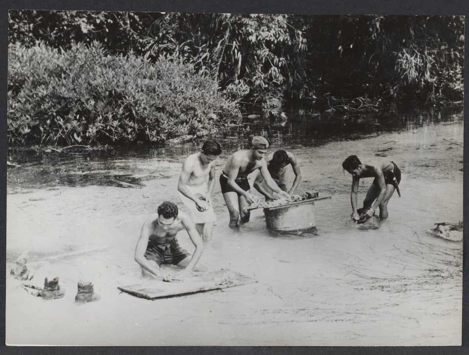 Mannen van het KNIL In Nieuw-Guinea, wassen in fris water hun kleren na terugkom, Bestanddeelnr 29013 011