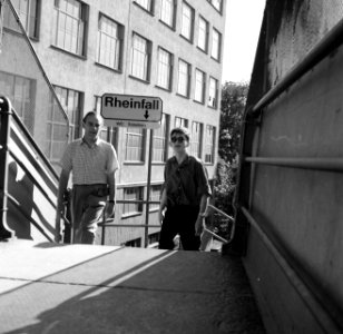 Mannen op de trappen naar de watervallen bij Schaffhausen, Bestanddeelnr 254-1807