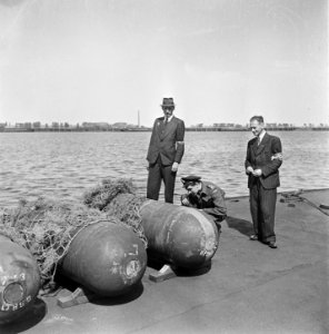 Mannen op een ponton bekijken Duitse zeemijnen, Bestanddeelnr 900-2976