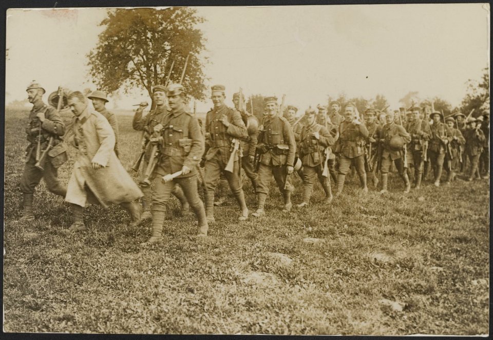 Mannen uit de Wilts Wiltshire Regiment terugkeerend van de loopgraven, zij dra, Bestanddeelnr 158-2724
