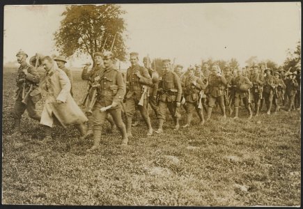 Mannen uit de Wilts Wiltshire Regiment terugkeerend van de loopgraven, zij dra, Bestanddeelnr 158-2724