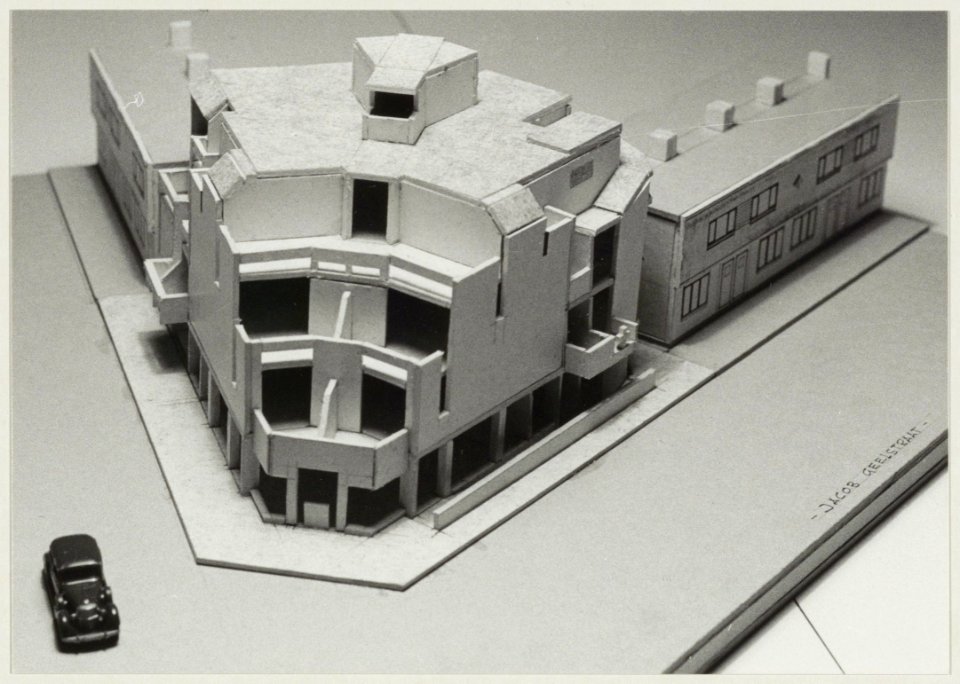 Maquette voor nieuwbouw hoek Jacob Geelstraat en Hofdijkstraat van architect Gerard Schroeder (later anders uitgevoerd). NL-HlmNHA 54005714