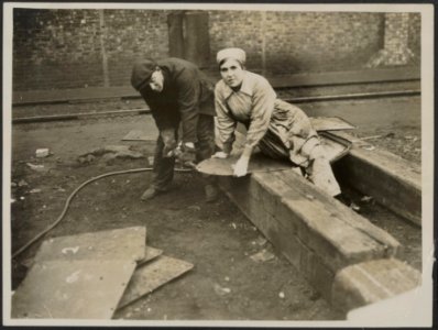 Many jobs which used to take men are now done by a man and a girl, Bestanddeelnr 158-2646