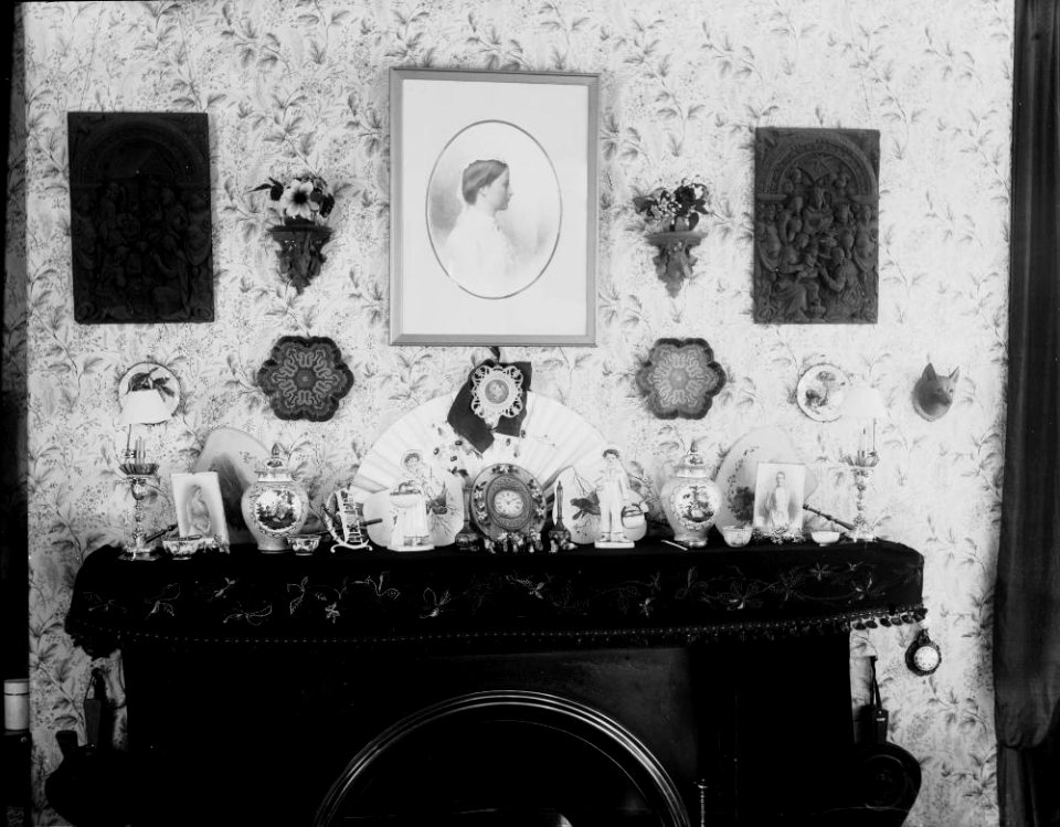 Mantlepiece and ornaments (1293676)