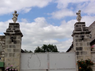 Mâchecourt (Aisne) statuettes sur porte de ferme