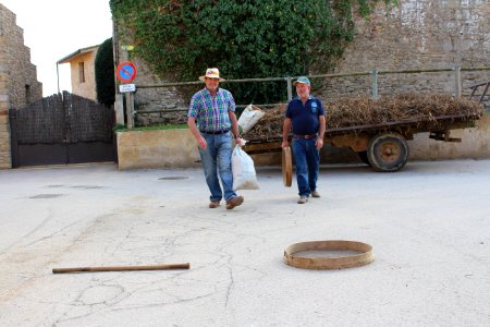 Mètode antic de batre el fesol de l'ull ros (1)