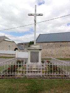 Mâchecourt (Aisne) croix de chemin (01)