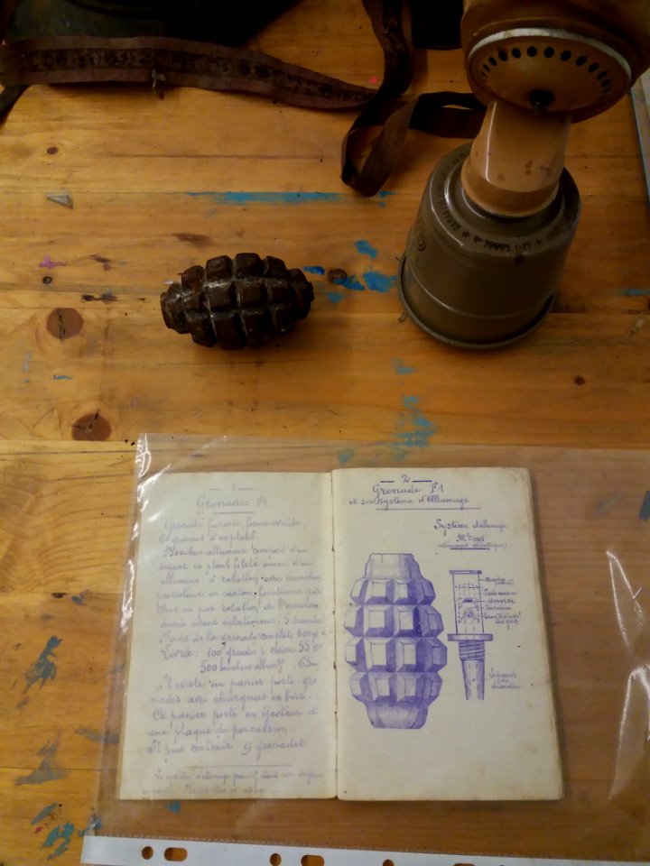 Médiathèque de Colonges-au-Mont-d'Or - Exposition Centenaire du 11 novembre 1918 - Grenade et masque à gaz