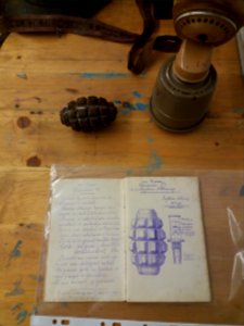 Médiathèque de Colonges-au-Mont-d'Or - Exposition Centenaire du 11 novembre 1918 - Grenade et masque à gaz