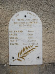 Ménil-aux-Bois (Meuse) église (05), plaque monument aux morts
