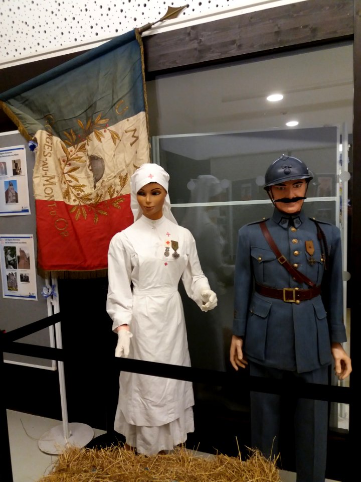 Médiathèque de Colonges-au-Mont-d'Or - Exposition Centenaire du 11 novembre 1918 - Costumes et drapeau d'époque