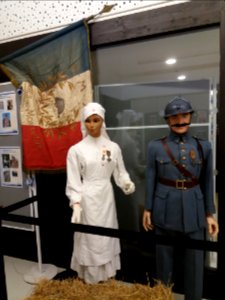 Médiathèque de Colonges-au-Mont-d'Or - Exposition Centenaire du 11 novembre 1918 - Costumes et drapeau d'époque