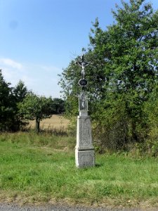 MAŇOVICE - boží muka u silnice spojující Maňovice a Jetenovice
