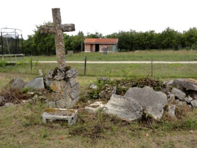 Méligny-le-Petit (Meuse) croix de chemin, fait de vestiges stèles cimetière