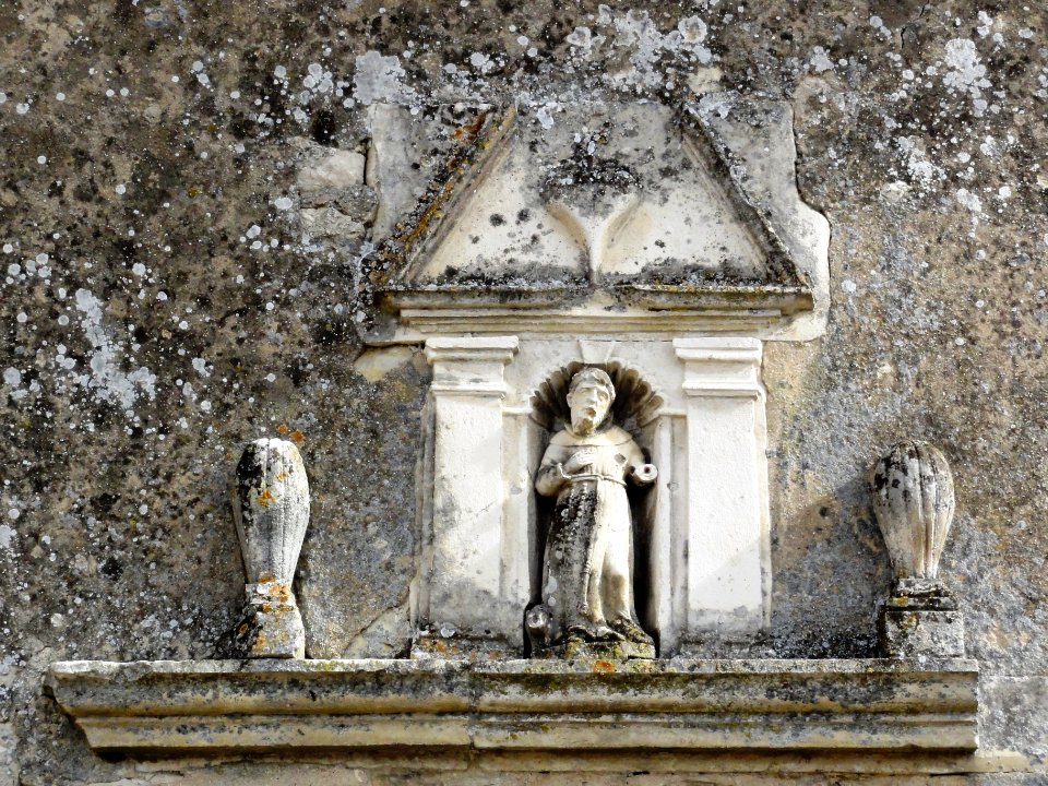 Ménil-la-Horgne (Meuse) sculpture sur une façade maison