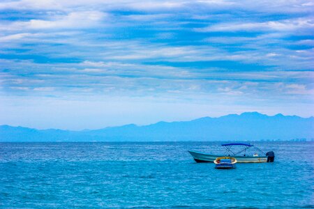 Beach horizon boat photo