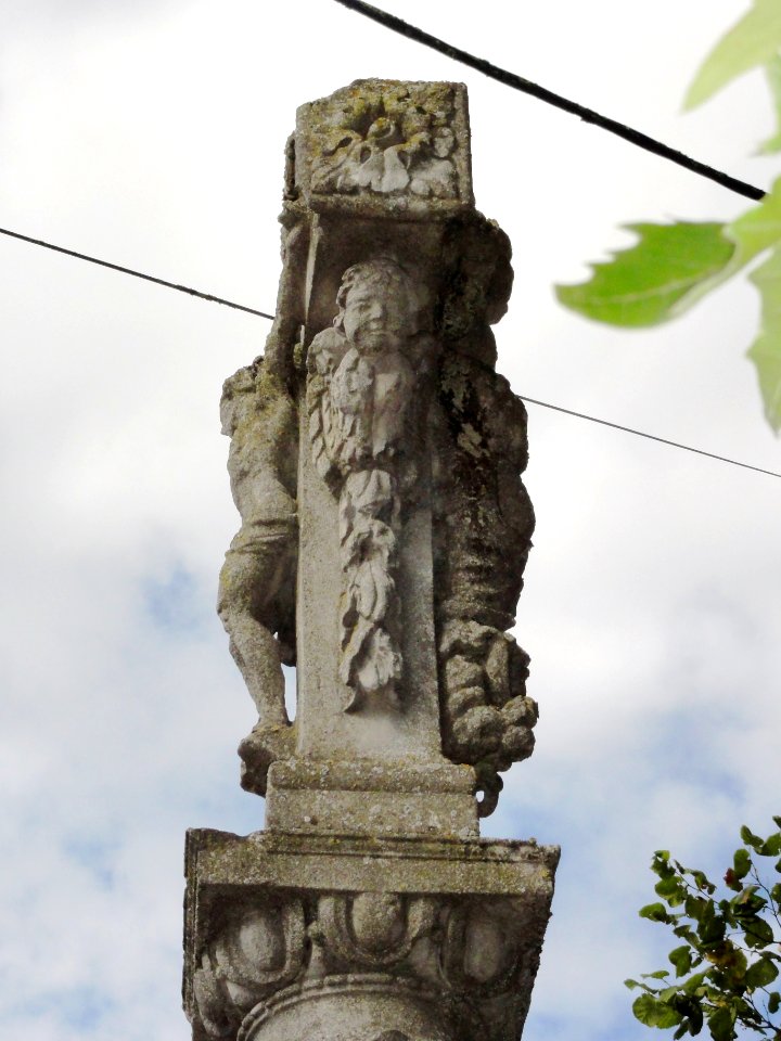 Ménil-la-Horgne (Meuse) croix de chemin sculptée (04)
