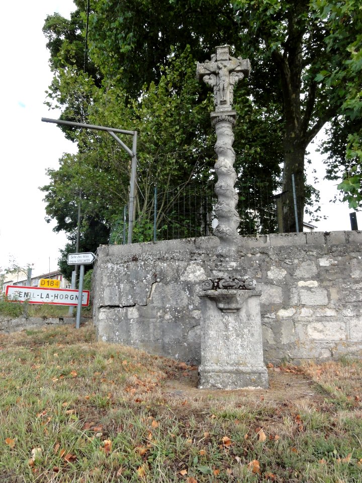 Ménil-la-Horgne (Meuse) croix de chemin sculptée (01)