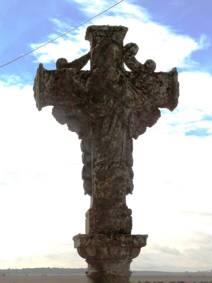 Ménil-la-Horgne (Meuse) croix de chemin sculptée (02)