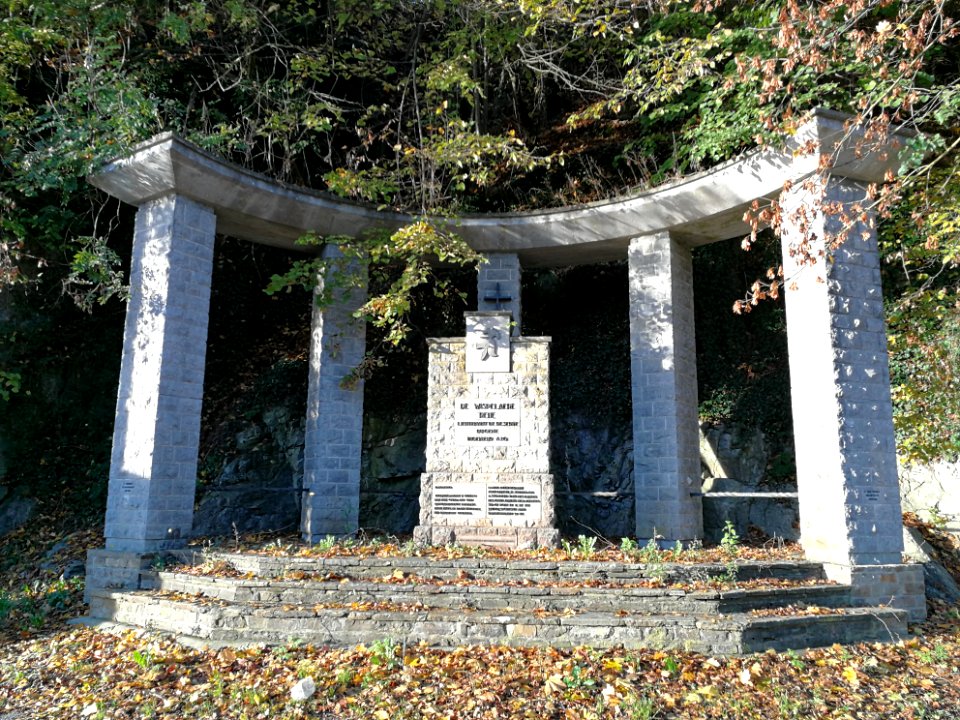 Mémorial au Lieutenant De Wispelaere à Yvoir