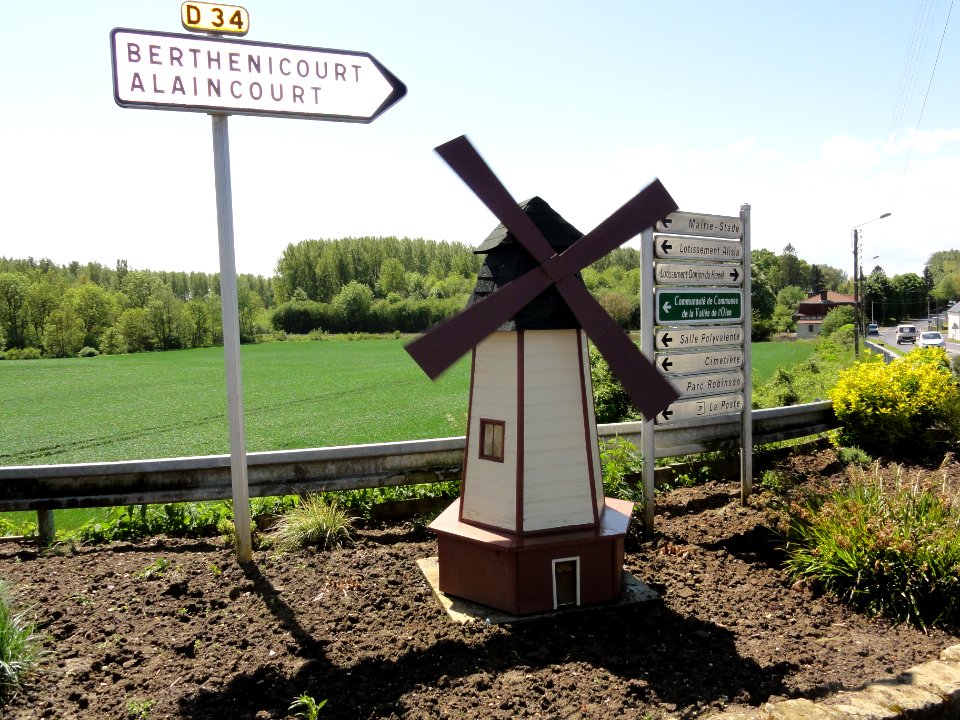 Mézières-sur-Oise (Aisne) windmill model at city entrance