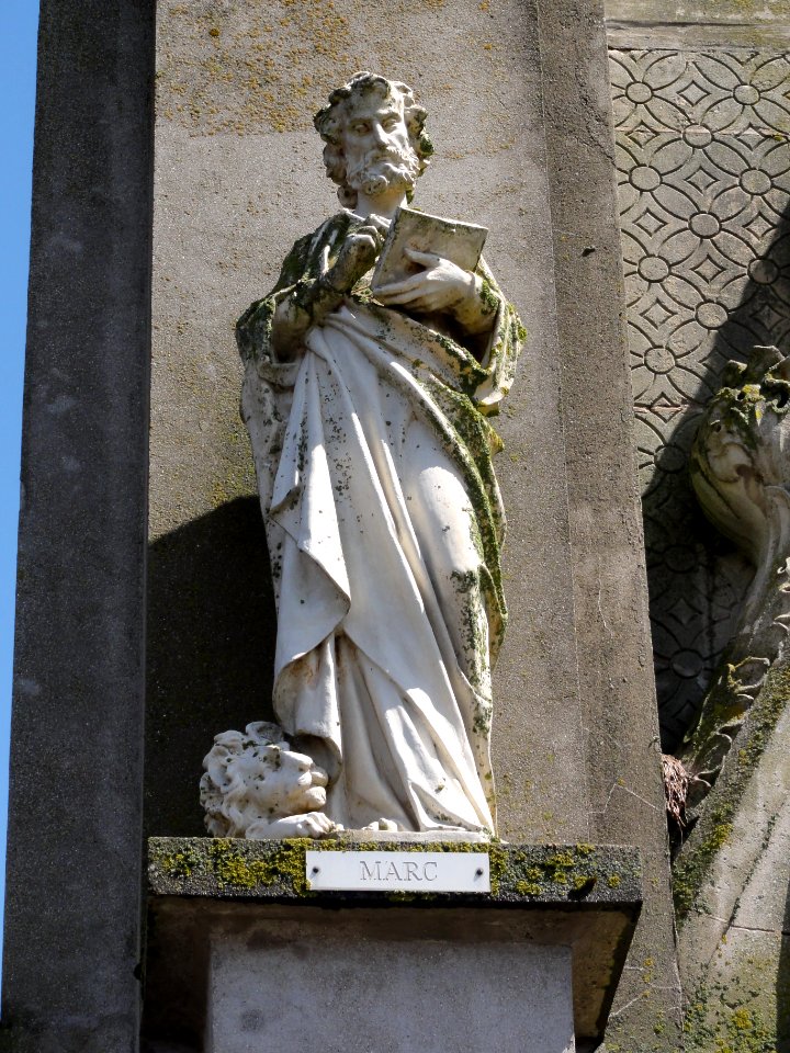 Mézières-sur-Oise (Aisne) église statue porche St.Marc