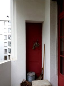 Lyon 8e - Musée urbain Tony Garnier, appartement témoin, balcon et porte de la cuisine