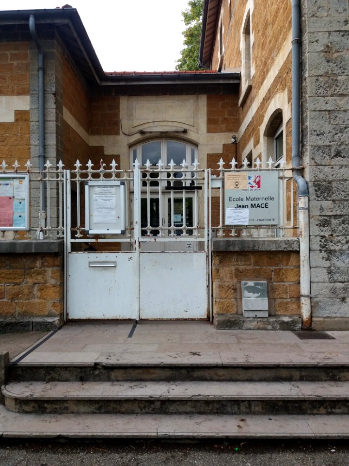 Lyon 8e - Place Général André - Entrée de l'école maternelle Jean Macé