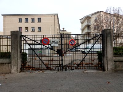 Lyon 8e - Place D'Arsonval, portail de l'hôpital Édouard Herriot au numéro 1