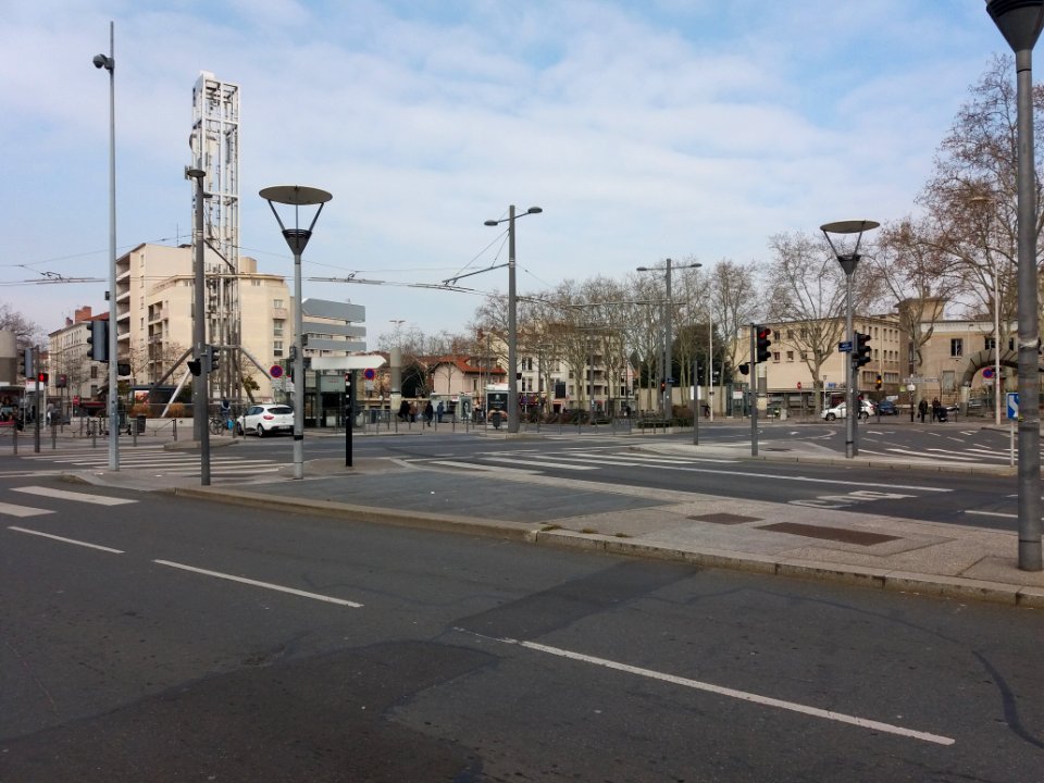 Lyon 8e - Place d'Arsonval, depuis le sud-est, avec le début de l'avenue Rockefeller