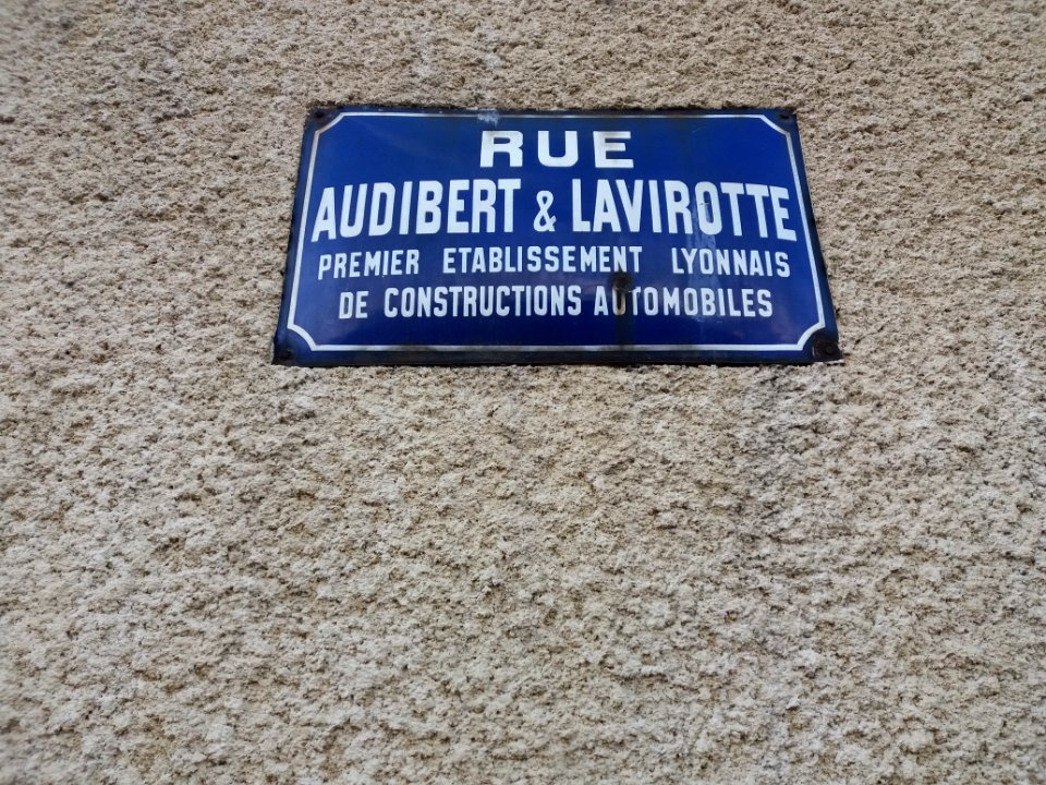 Lyon 8e - Rue Audibert et Lavirotte, plaque de près