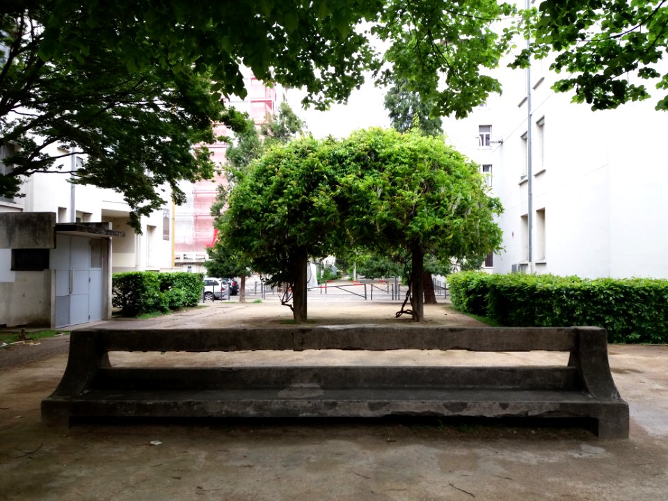 Lyon 8e - Musée urbain Tony Garnier, banc d'origine avec pergola