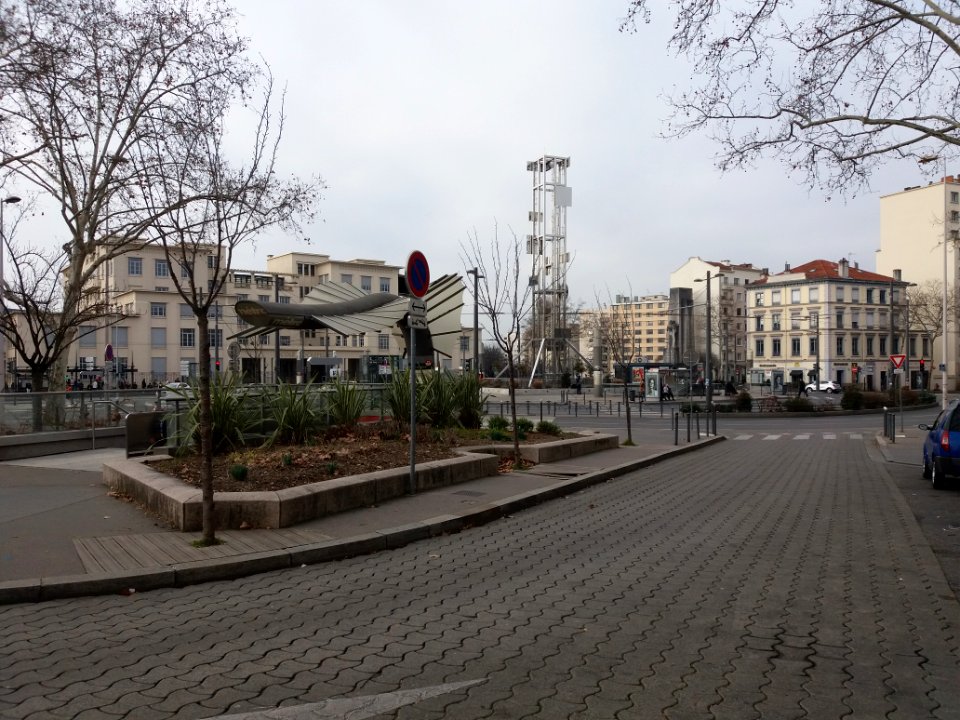 Lyon 8e - Place D'Arsonval, vue d'ensemble depuis le côté de l'hôpital