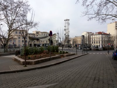 Lyon 8e - Place D'Arsonval, vue d'ensemble depuis le côté de l'hôpital