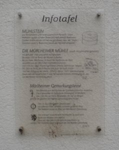 Mörlheim, Platz vor der katholischen Kirche, Tafel