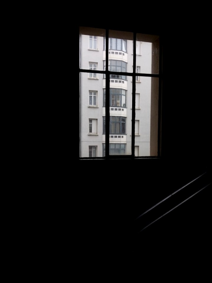 Lyon 8e - Musée urbain Tony Garnier, fenêtre d'une cage d'escaliers