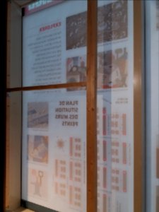 Lyon 8e - Musée urbain Tony Garnier, fenêtre couverte par le plan de situation
