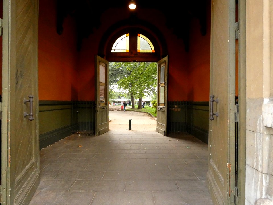 Lyon 8e - Place Ambroise Courtois - Villa Lumière - Porte d'entrée vers le jardin