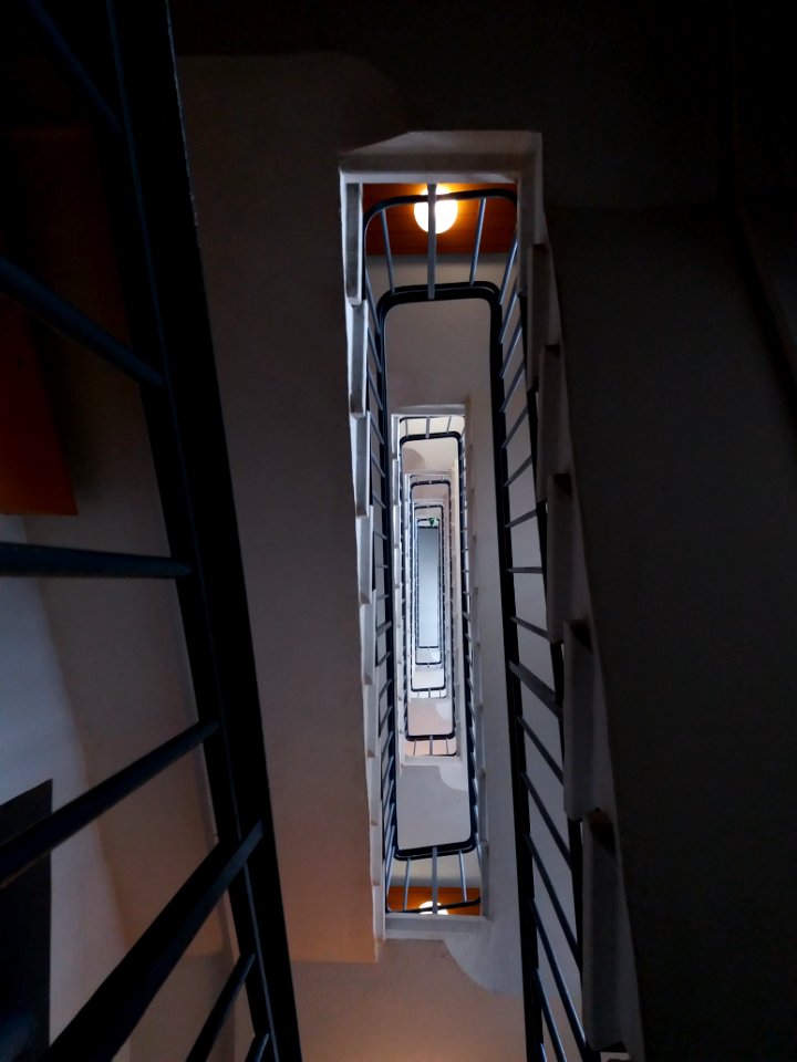 Lyon 8e - Musée urbain Tony Garnier, escaliers menant à l'appartement témoin