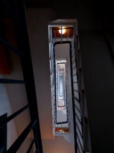 Lyon 8e - Musée urbain Tony Garnier, escaliers menant à l'appartement témoin