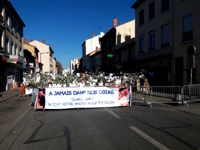 Lyon 8e - Route de Vienne, hommage à la famille morte dans l'incendie au numéro 125, le 10 février 2019