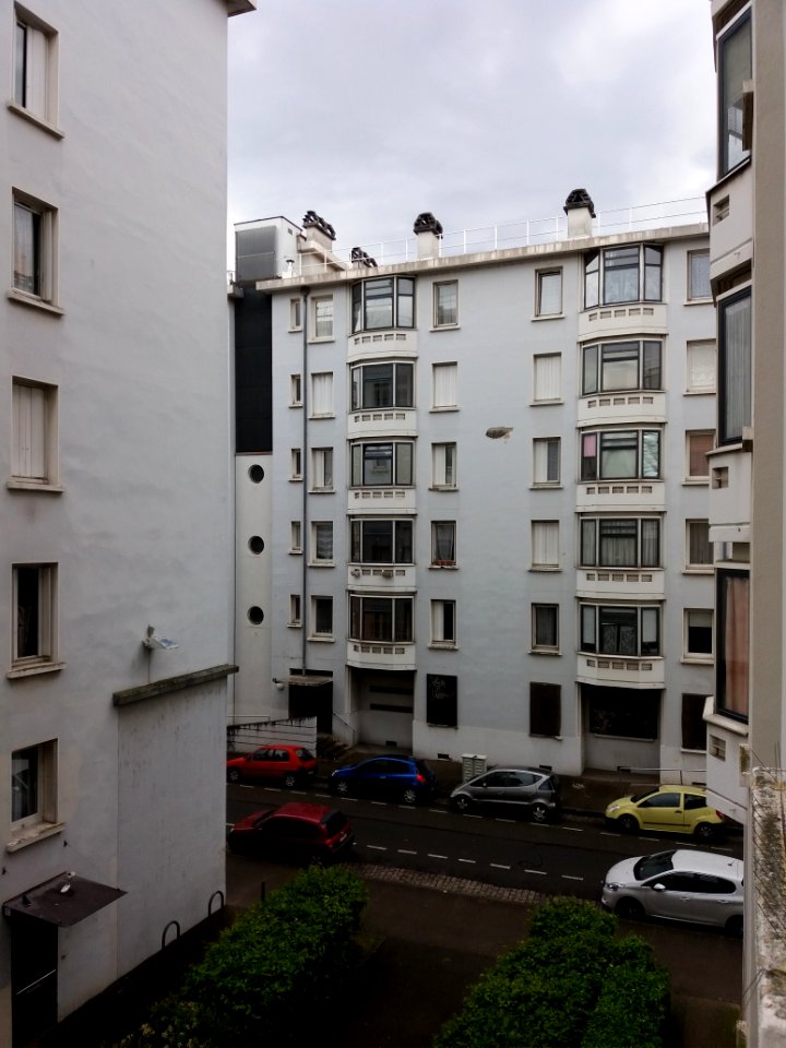 Lyon 8e - Musée urbain Tony Garnier, rue des Serpollières depuis l'appartement témoin