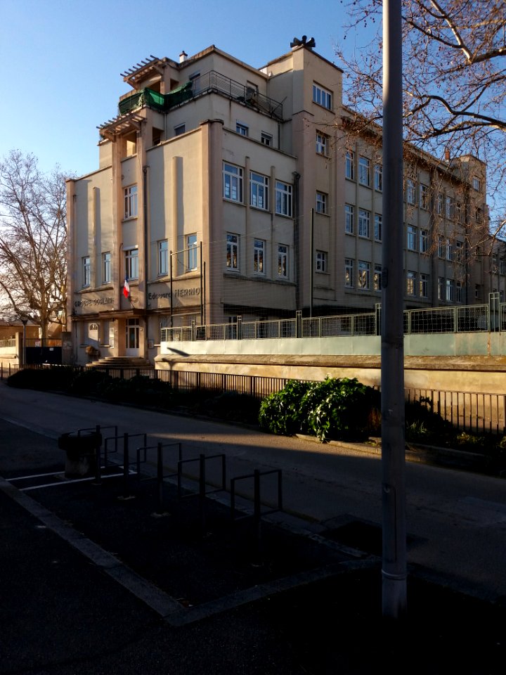 Lyon 8e - Rue Bataille, école Édouard Herriot, vers l'ouest