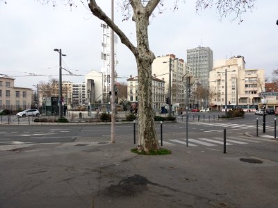 Lyon 8e - Place D'Arsonval, vue d'ensemble depuis le côté de l'hôpital 2