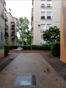 Lyon 8e - Musée urbain Tony Garnier, vue entre les fresques et les immeubles
