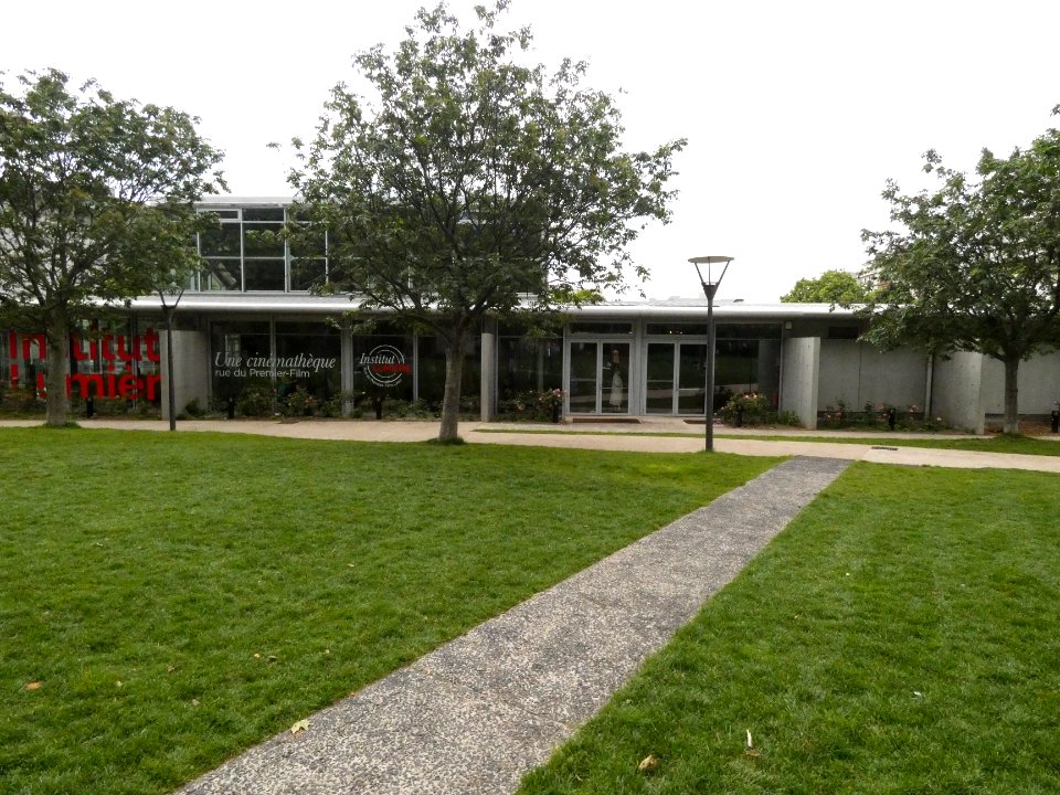 Lyon 8e - Place Ambroise Courtois - Institut Lumière - Jardin - Vue sur le cinéma