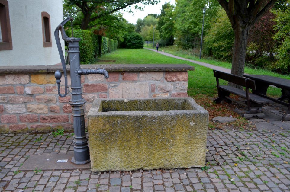 Mörlheim, Brunnen vor der katholischen Kirche (1)