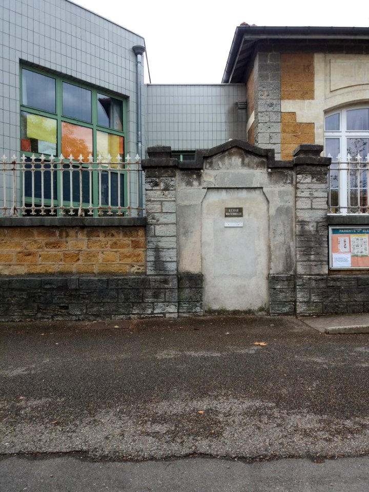 Lyon 8e - Place Général André - École Jean Macé - Ancienne porte avec plaque École maternelle