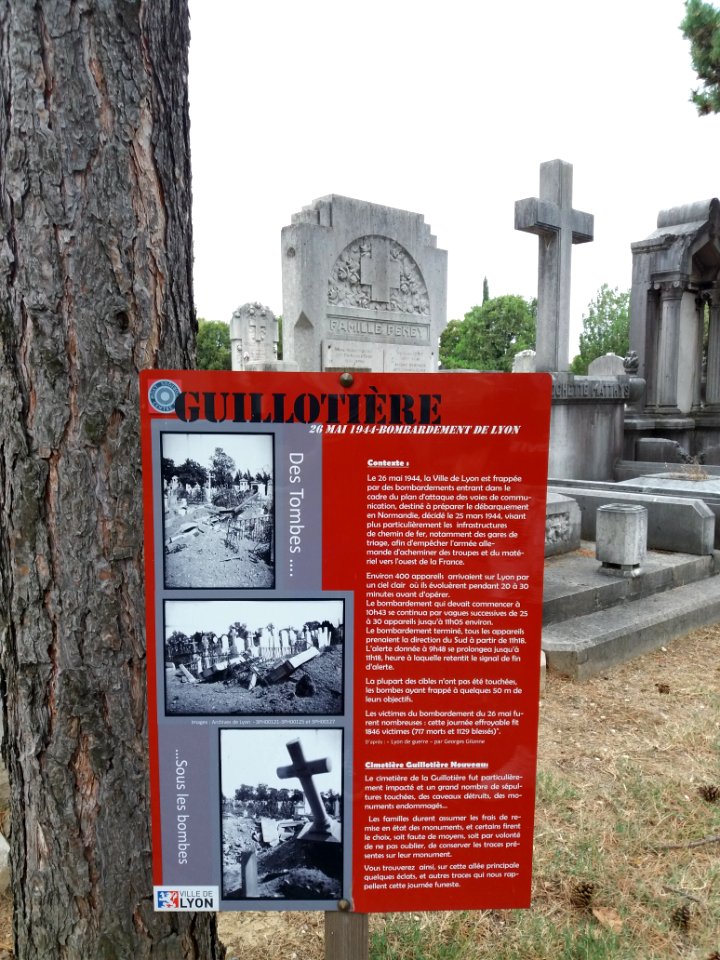 Lyon 8e - Nouveau cimetière de la Guillotière - Allée 9 - Plaque bombardement du 26 mai 1944